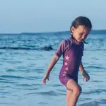 Våddragt, Uv-dragt eller badetøj? Hvad skal børnene have på i sydens sol